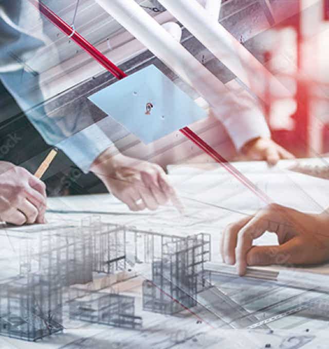 Brandschutz-Ingenieure mit Plänen und Modellen auf einem Tisch